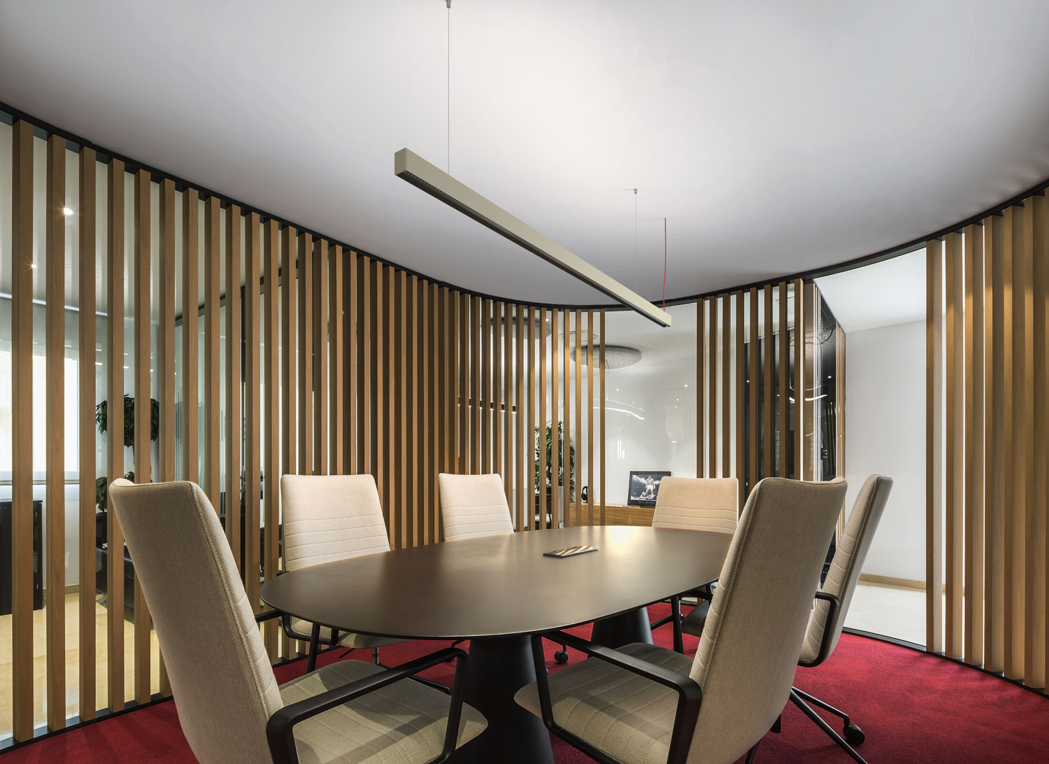 Rendering of a pendant luminaire with Batwing lens in a meeting room – indirect lighting for low ceilings. (Rendering)