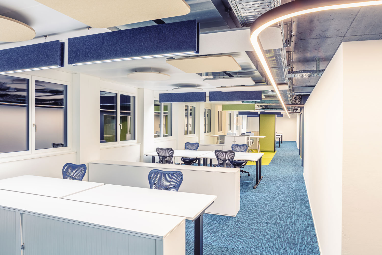 Efficient acoustic lighting for concentrated work in the office.