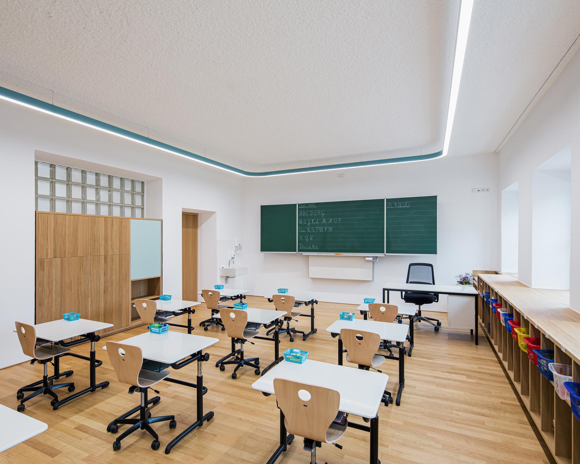 Blue ceiling lighting with glare-free light distribution in the classroom