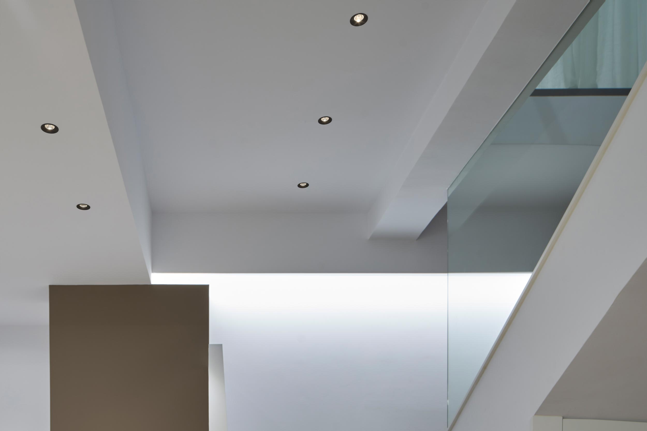Invader ceiling spots Ø28mm for precise lighting in the stairwell
