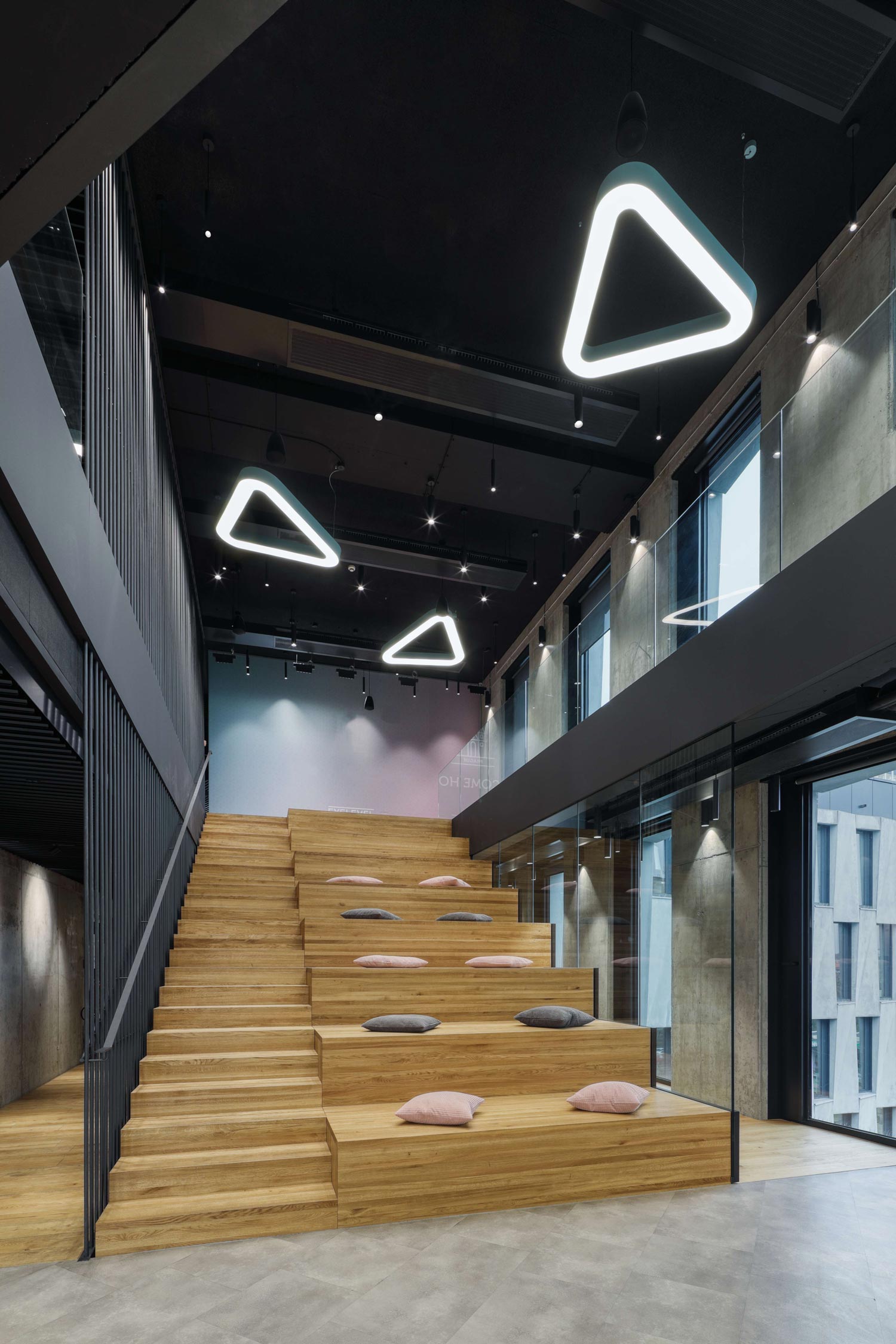 Acoustic luminaire with sound-absorbing properties for better room acoustics in schools